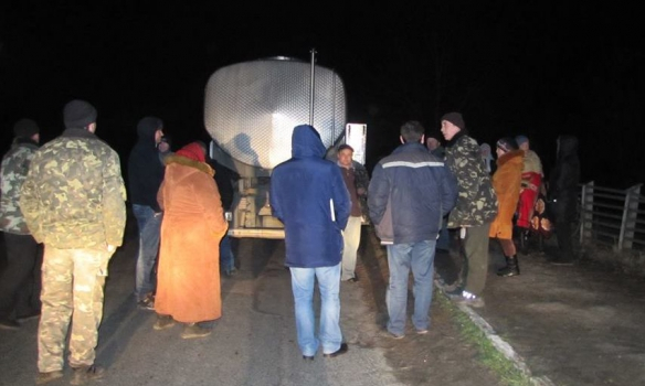 Молочний бунт на Ямпільщині: селяни заблокували рух і обіцяють запалити шини