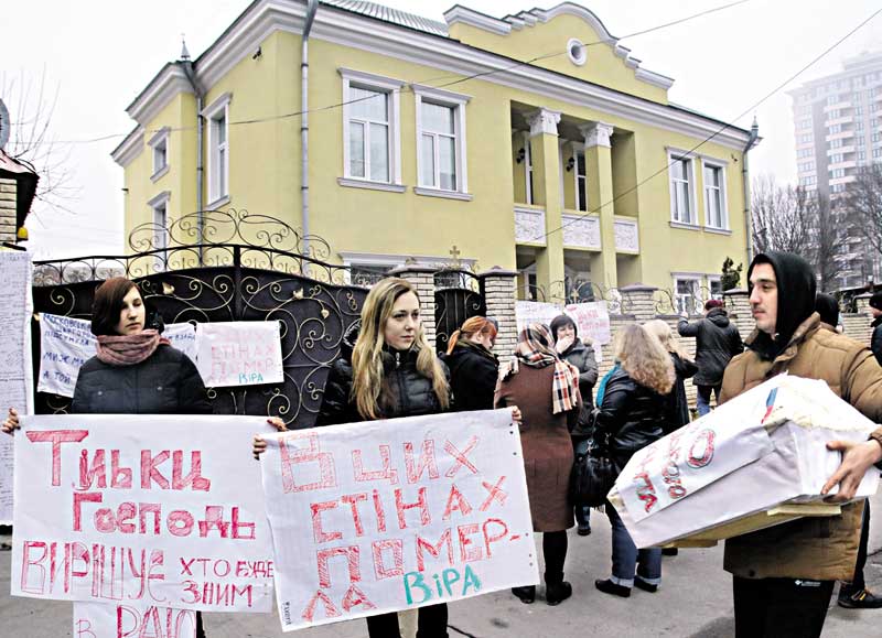 Труну і ляльку під офіс Московського патріархату у Вінниці принесли активісти