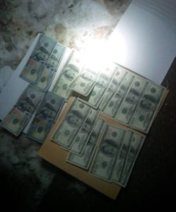 3 тисячі доларів хабара вимагали прокурор, поліцейський та двоє посередників