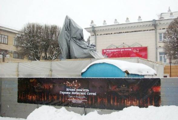 О 5-й ранку на майдані у Вінниці змонтували «Дерево Свободи»… Воно буде без “броні”