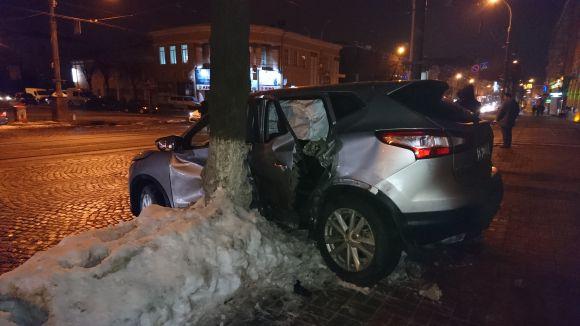 У Вінниці шукають водія Мерседеса, що протаранив під ОДА львівський Ніссан і втік