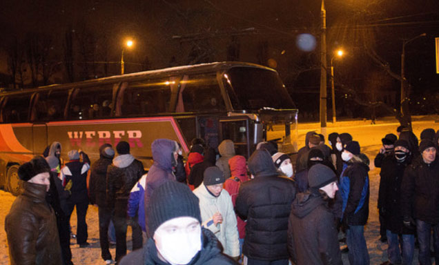 9 автобусів тітушок із Вінниці вночі з 17 по 18 лютого під «кришею» міліції відправляли на Майдан вбивати та розганяти людей. Чому досі ніхто не покараний? Чому правоохоронці «зам’яли» цю справу?