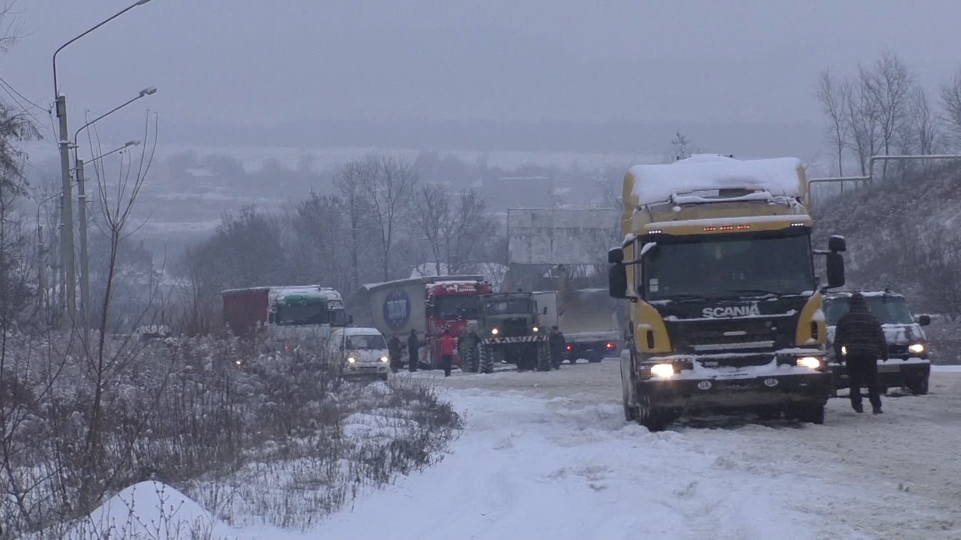 Через снігопад від Жмеринки до Могилева-Подільського обмежать рух вантажівок