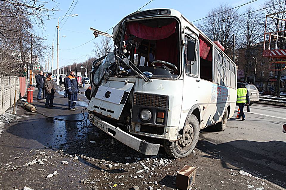 Автобус на Бохоники врізався у стовп. В ДТП на Пирогова 4-ро постраждалих, один госпіталізований