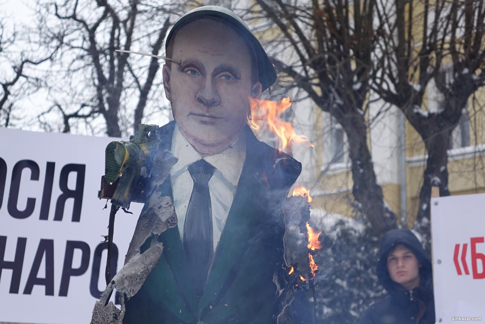 Опудало Путіна спалили у Вінниці через вибори в окупованому Криму