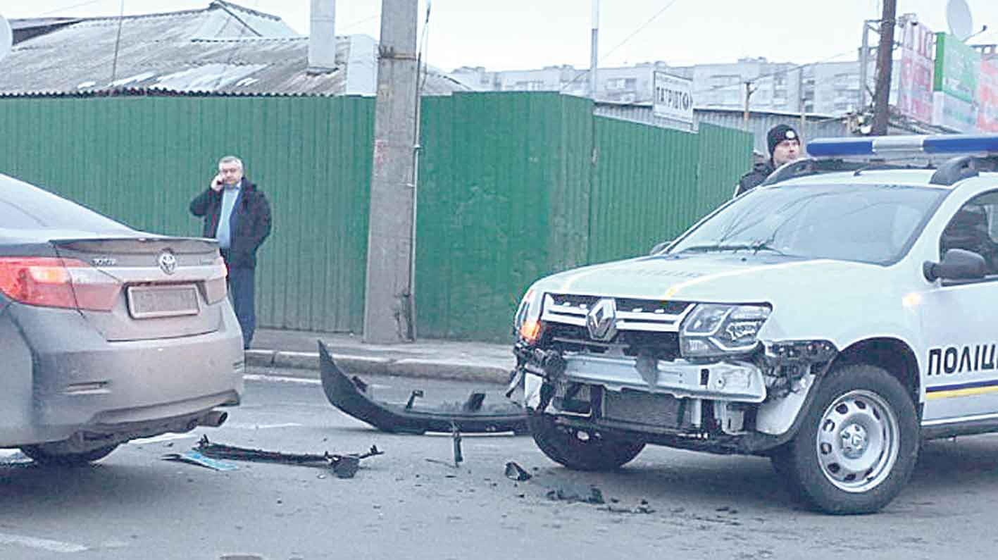 Новий джип «Рено» розбили вінницькі поліцейські