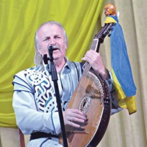 Гімн України під кобзу заспівав у Крижополі відомий лірник