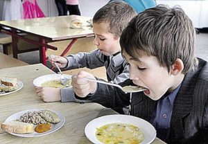 Ожиріння школярів – від солодощів та гамбургерів. МОЗ України розробило нові нормативи харчування для школярів.