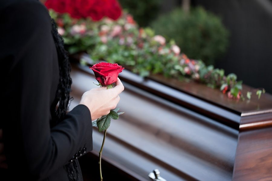 Похорони тільки з дозволу суду. Нові правила захоронення: родичі чекатимуть кілька тижнів, щоб поховати померлого.