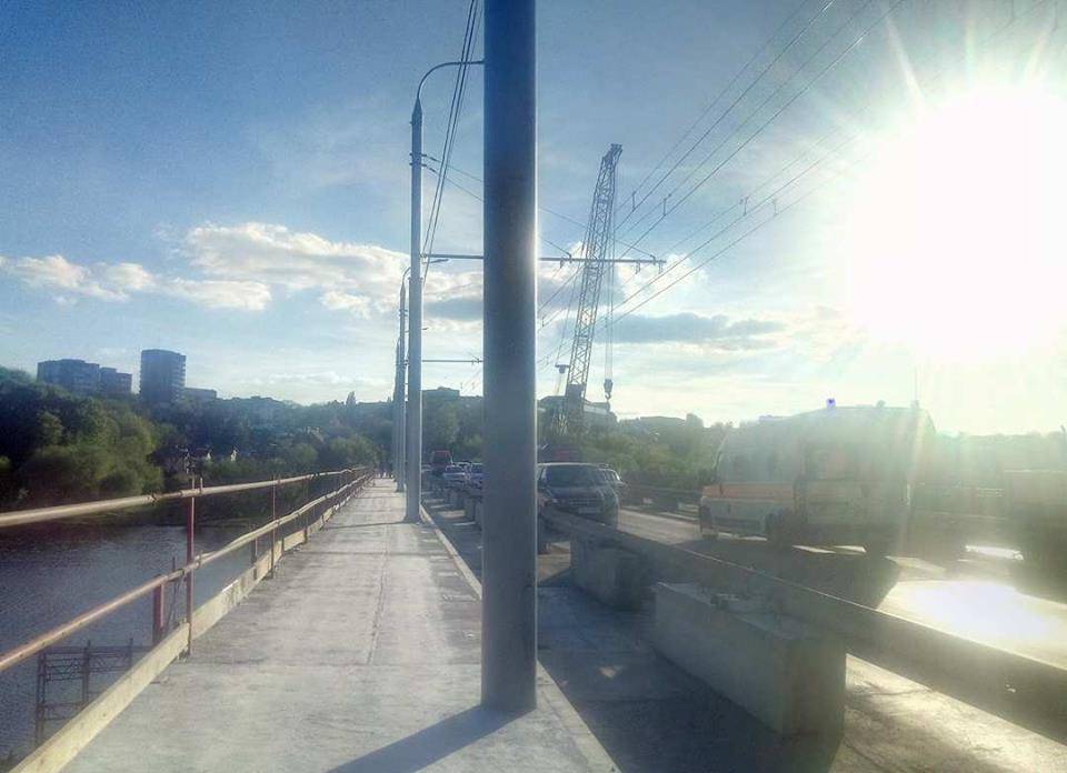 50% тротуару на Київському мосту відкрили для пішоходів (відео)