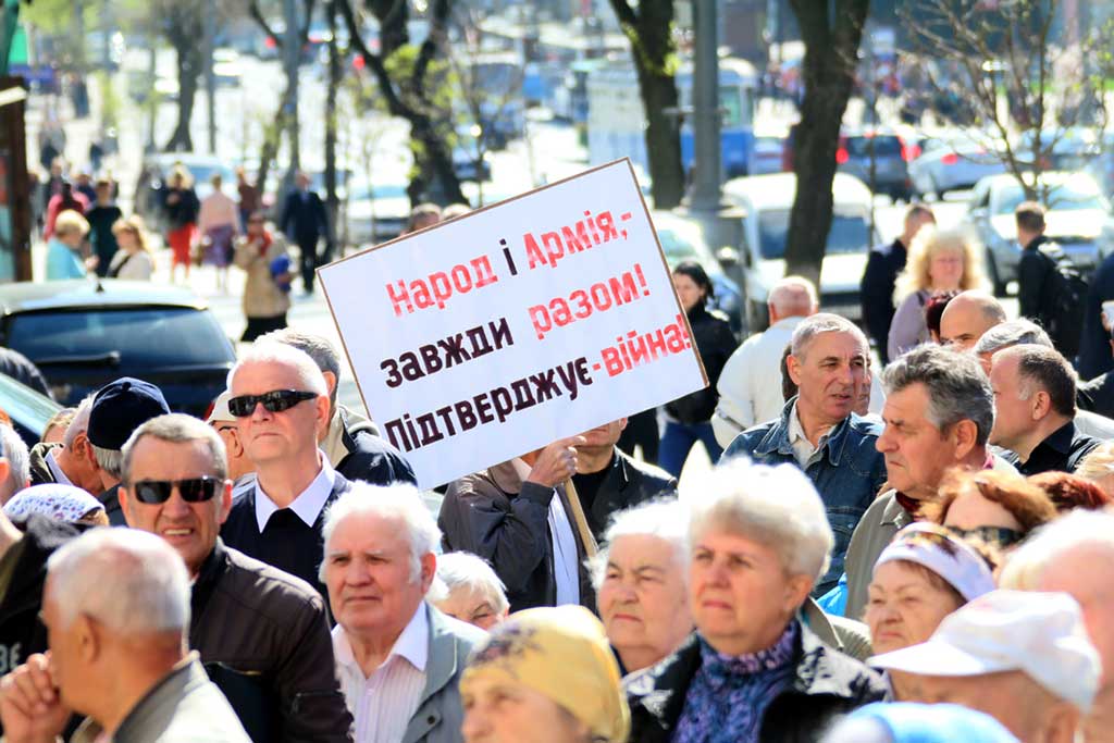 Пенсії 150 доларів та голосування без гречки вимагали протестувальники під Вінницькою ОДА