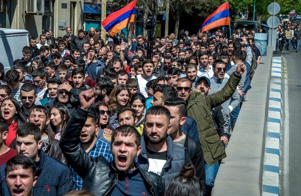 Через протести народу Прем’єр Вірменії подав у відставку