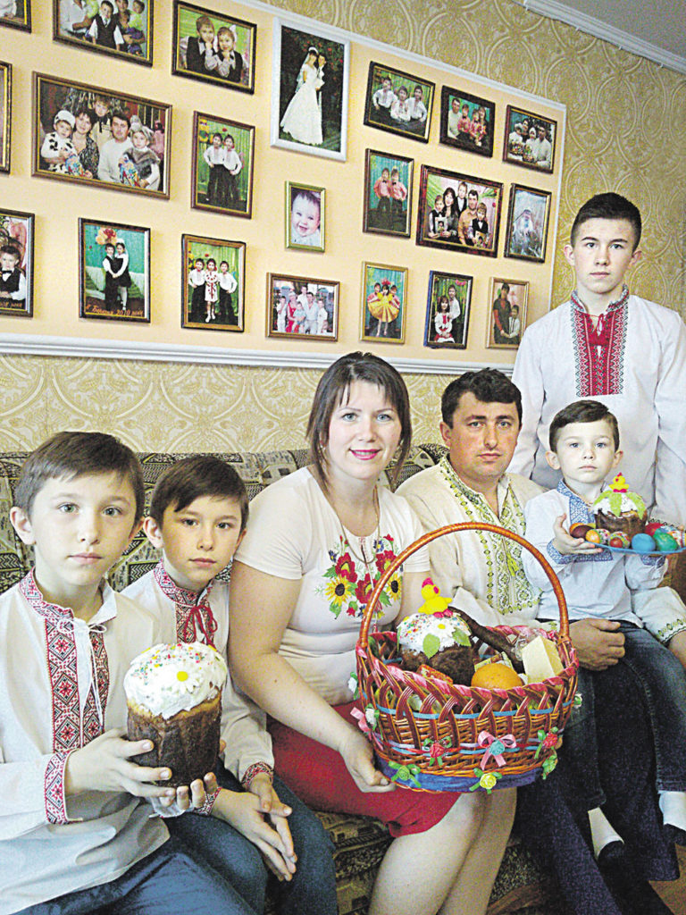 Четверо синів із батьками зустрічали Великдень у вишиванках