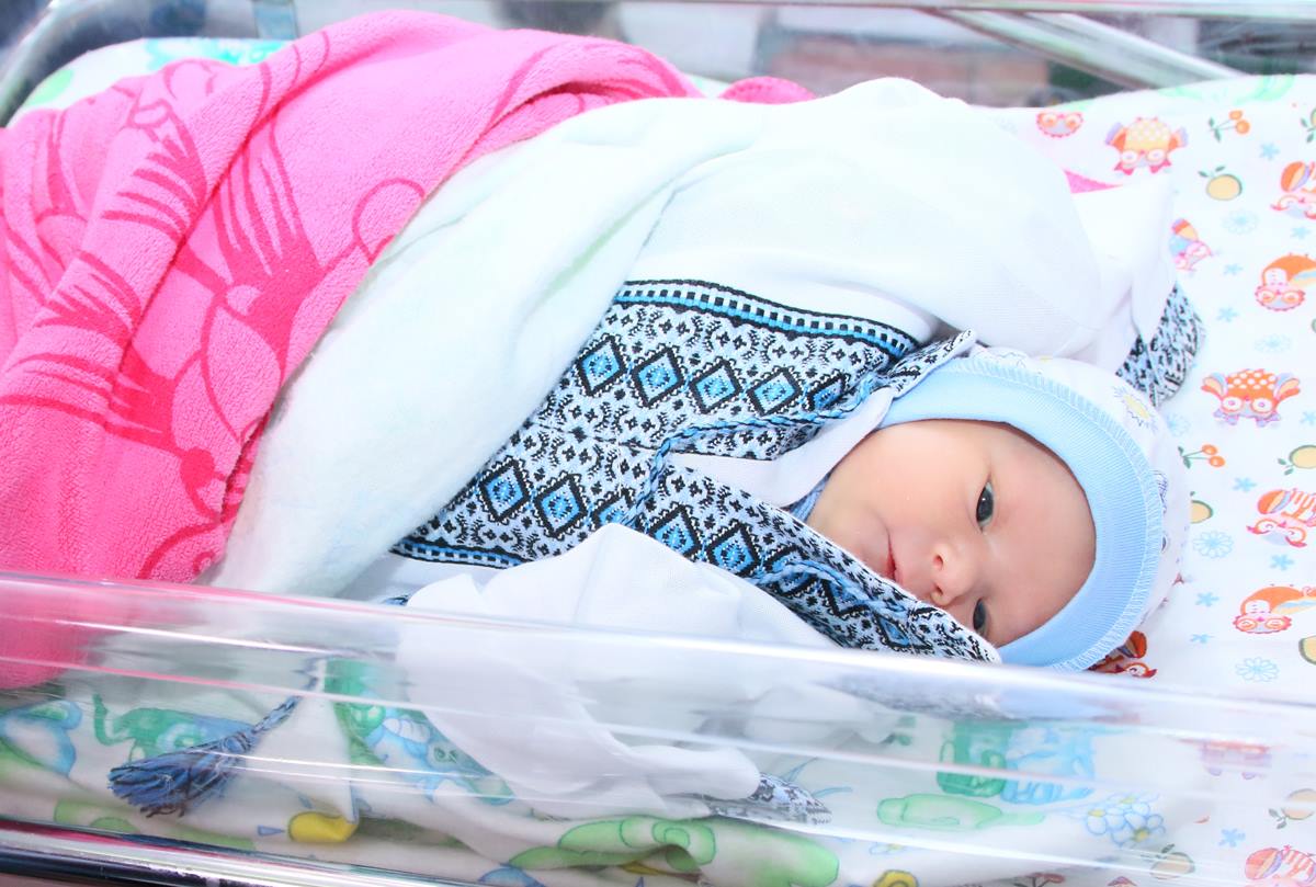 Вишиванки новонародженим вінницьким крихіткам дарували успішні жінки зі Львова