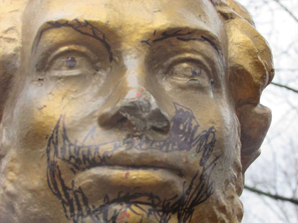 Пам’ятник Пушкіну у Козятині “поклав голову”