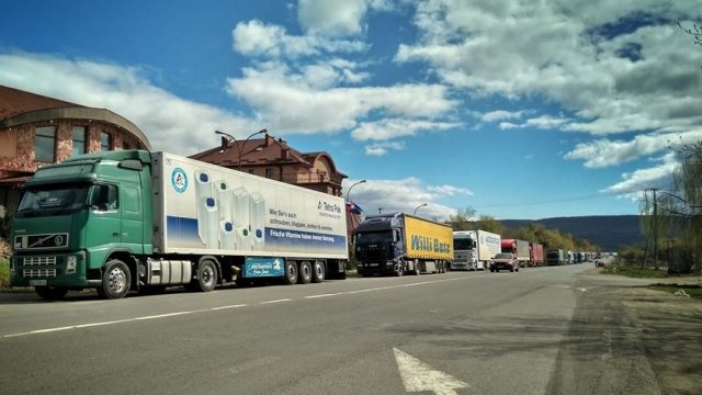 В спекотні дні у Вінницю не пускатимуть вантажівки
