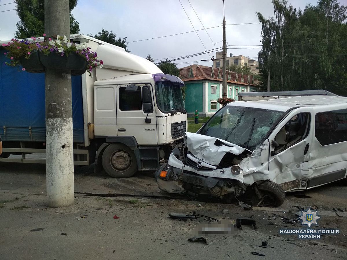 Масштабна аварія паралізувала рух у Вінниці. Серед жертв – один загиблий