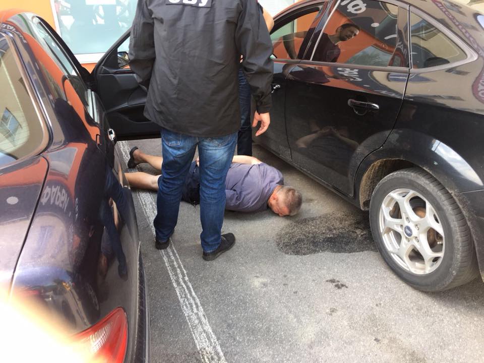 Прокурор зі Жмеринки та його водій “попались” на 6-тисячному хабарі