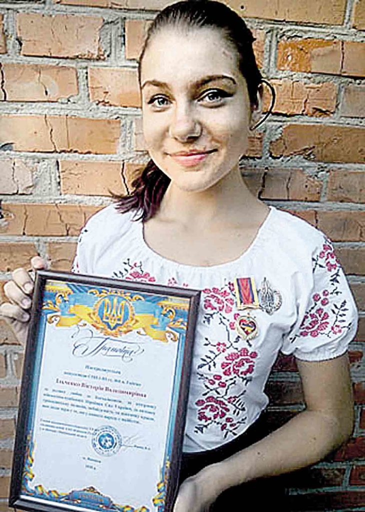 Боєць АТО влаштував сюрприз школярці-волонтерці на її випускному