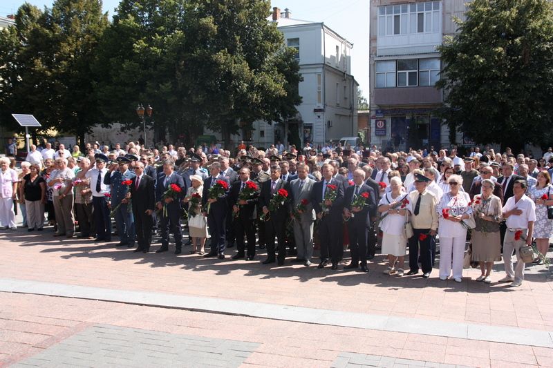 В День прапора керівники області, духовенство та громада міста поклали квіти до пам’ятника “Небесній Сотні” (фоторепортаж)