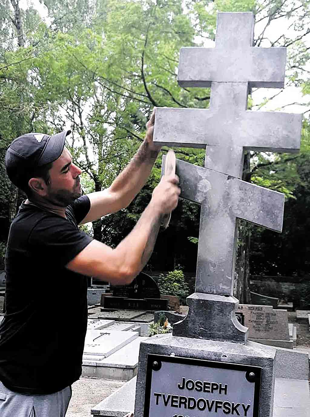 Як врятувати могилу героя? Надгробок коменданта УНР у Люксембурзі в аварійному стані
