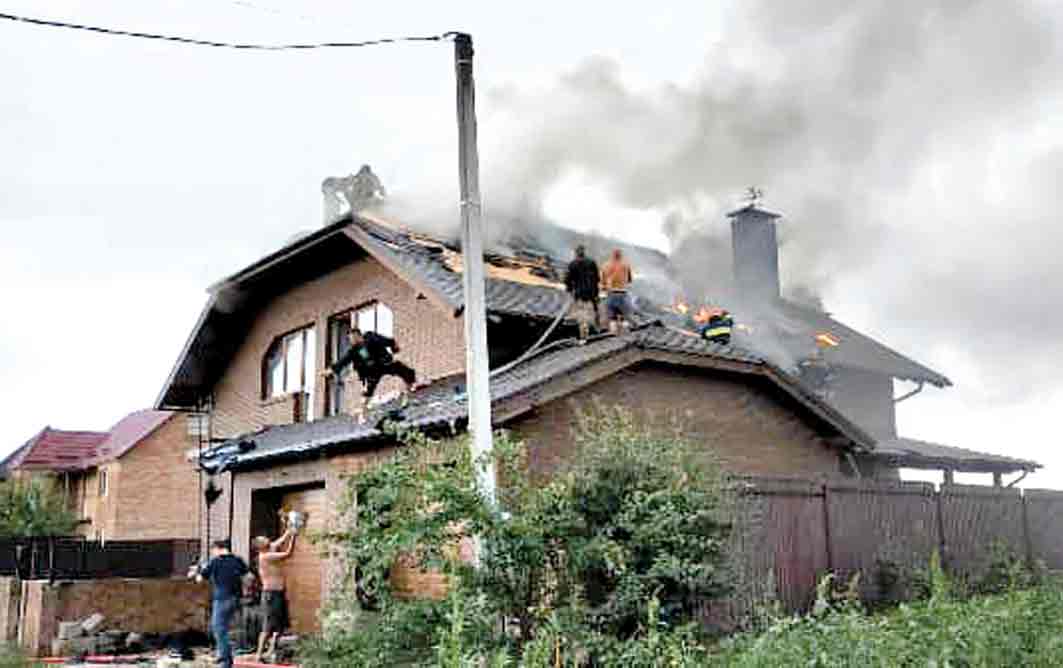 Будинок у Літині гуртом рятували від пожежі
