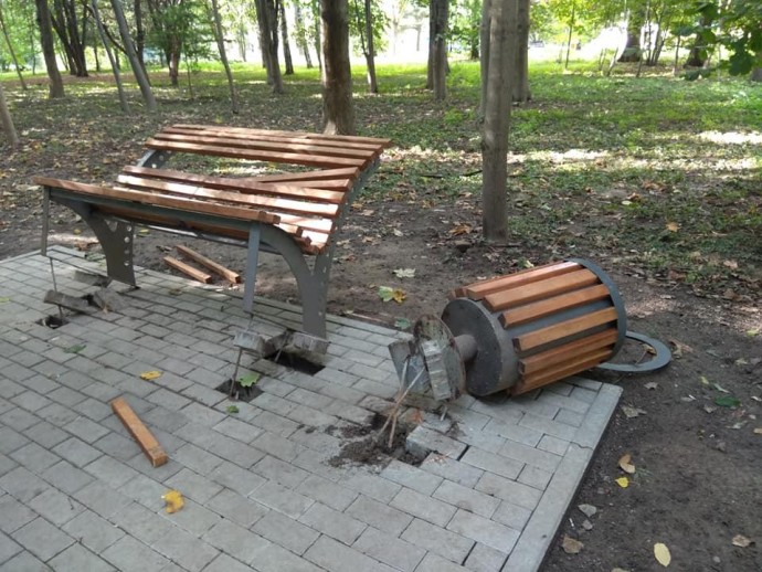 У Вінниці розтрощили лавку у парку та викрали рослини із живої композиції