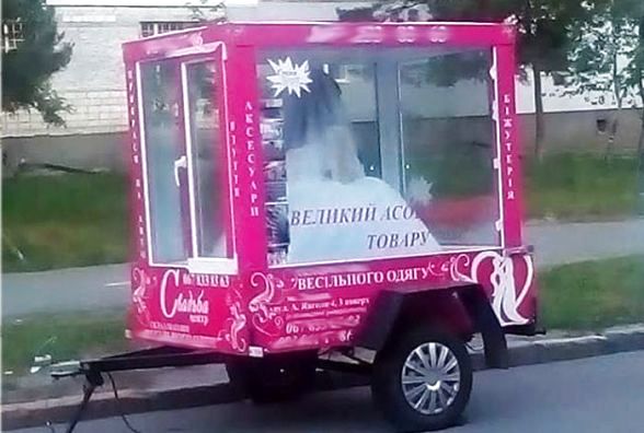 З рожевого автомобільного причепу викрали манекен у весільній сукні