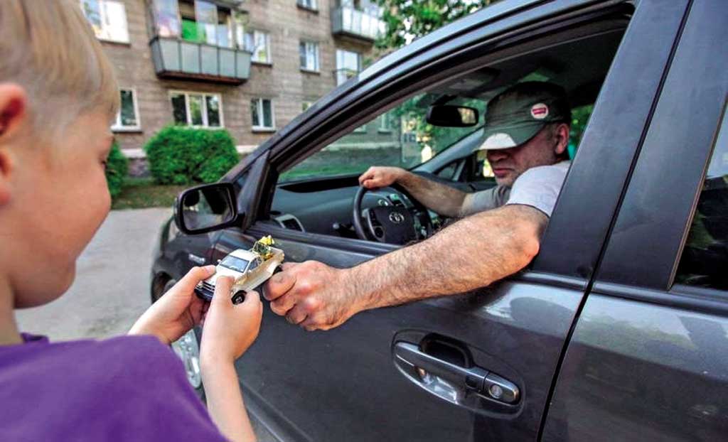 Хто на темній автівці полює на дітей у Стрижавці?