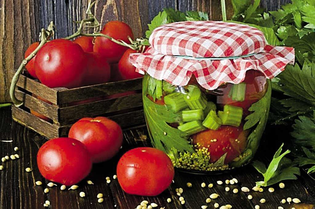 Готуємо смакоту для гурманів: мариновані помідори з селерою та гвоздикою