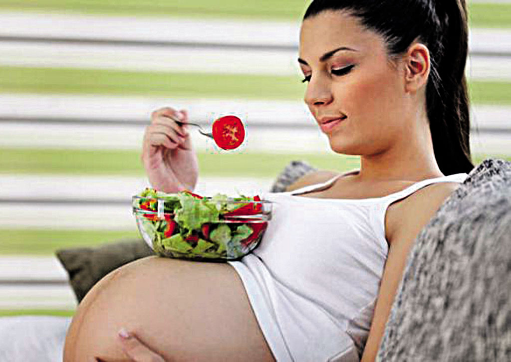 «Їсти за двох» вагітним лікарі не рекомендують