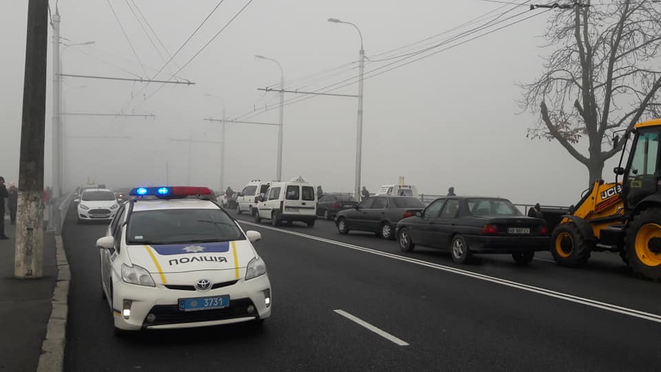 Бензинова блокада у Вінниці – рекордні пробки, пусті каністри і поліція з водіями! (відео)