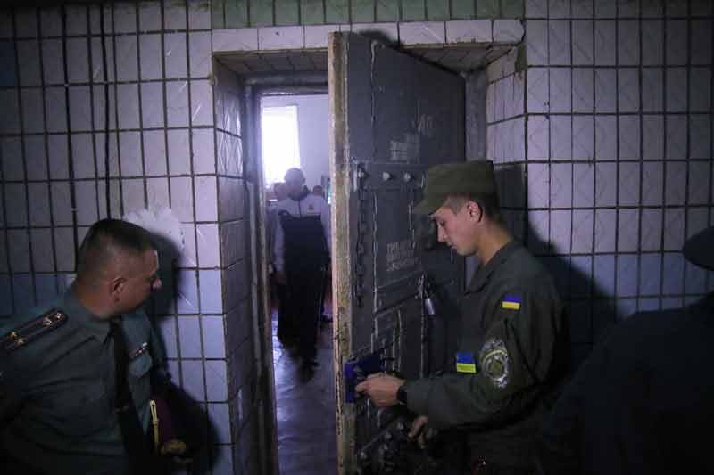 Два «Че-Пе» у вінницькій тюрмі: чи катували «зека» і хто із-за грат керував розбоями по мобілці?