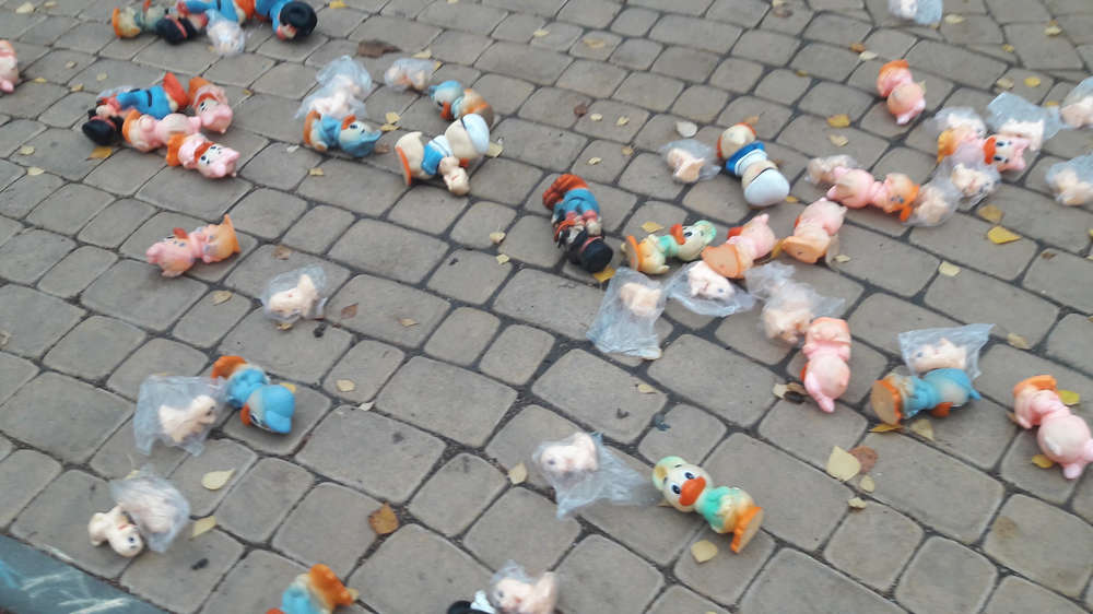 1000 іграшкових каченят вночі розкидали у Вінниці на проспекті Космонавтів (відео)