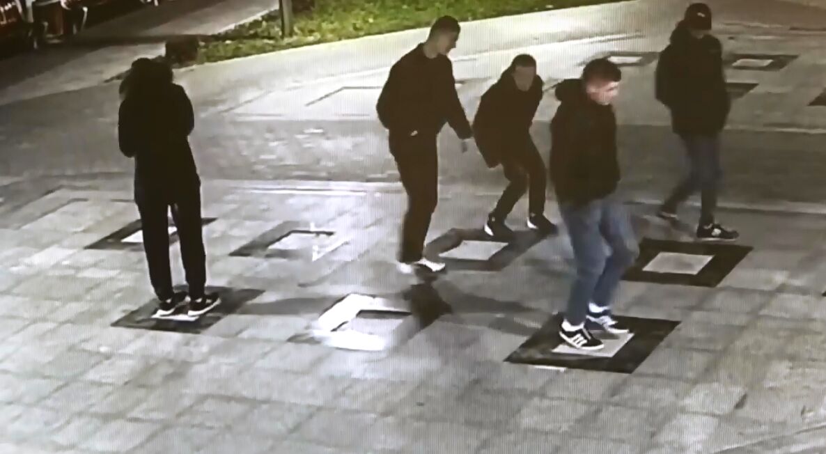 Вандали на площі Могилка пошкодили оглядові колодязі (відео)