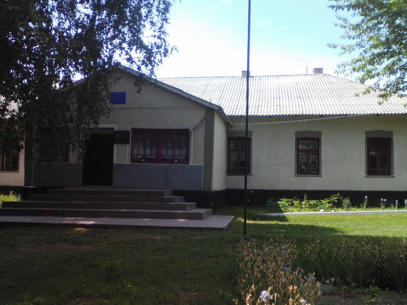 Суд скасував рішення сільради про реорганізацію Луко-Мовчанської школи, але останнє слово скаже громада