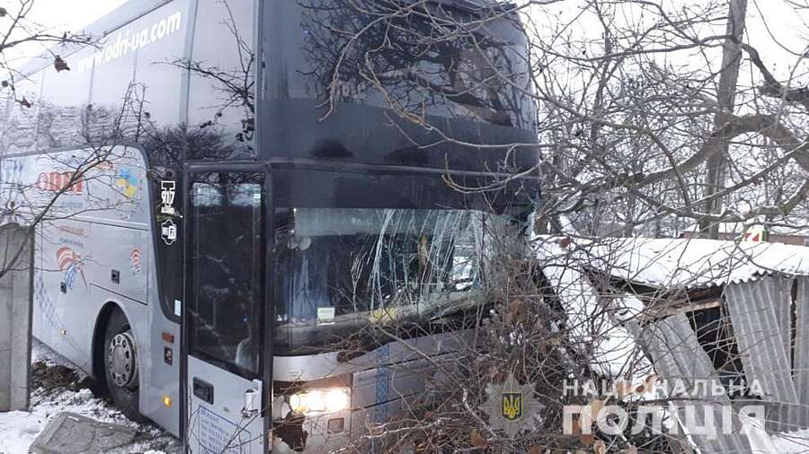 “Бусик” зіткнувся із автобусом у Лукашівці… Автобус викинуло у людське подвір’я