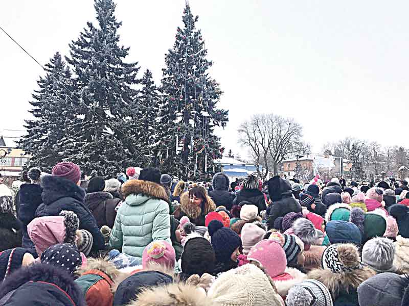 У Липовці відбулось відкриття новорічної ялинки та розіграш передплати на газету «33-й канал». Обрали накращих вокалістів