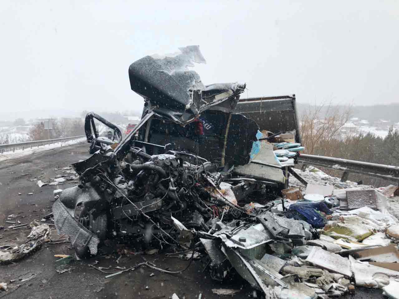 Аварія біля Вороновиці забрала життя водія буса. Водій бензовоза помер у лікарні