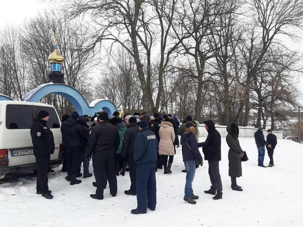 Котюжани перші в районі перейшли до ПЦУ. Священиків до храму вже не впустили (відео)