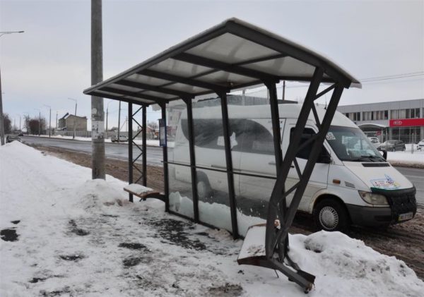 Водійка “БМВ” розбила зупинку громадського транспорту на Тяжилові та втікла з місця пригоди