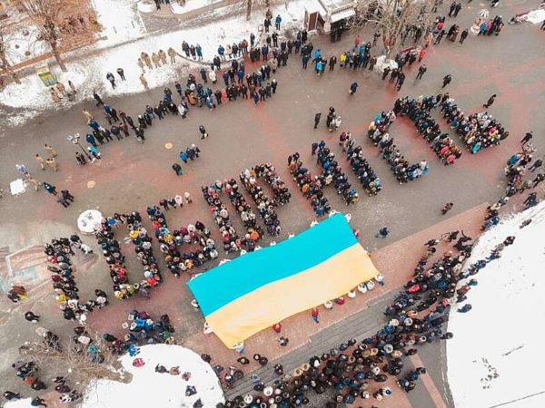 500 вінничан під Вежею розгорнули Прапор України і зібрали слово «Соборність» під час флешмобу «Єдина Країна» (відео)