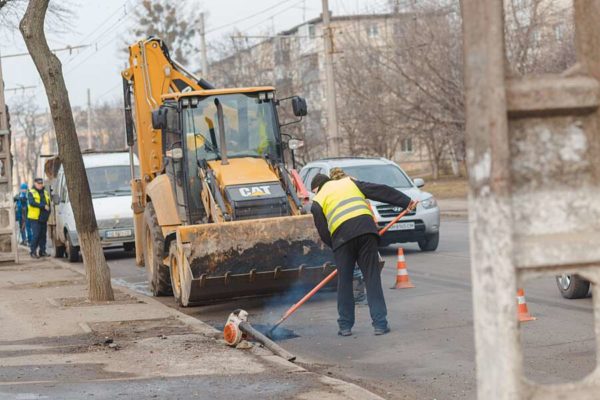 У Вінниці «консервують» 28 вулиць «холодним асфальтом»