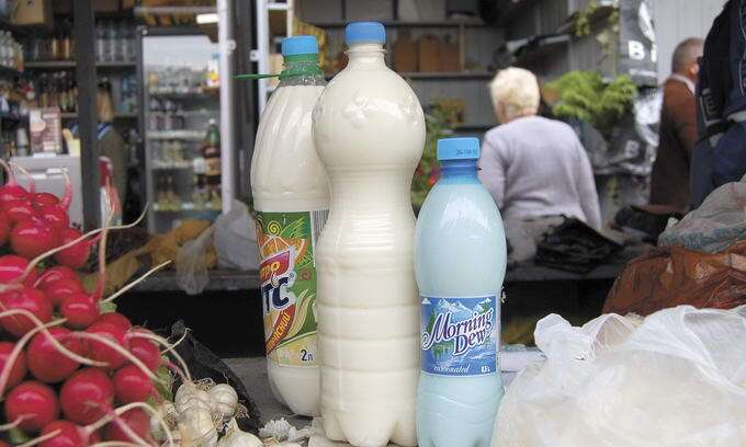 Вінничанка проти торгівлі молоком у пластикових пляшках