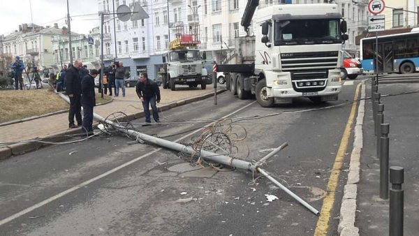 В центрі Вінниці на Оводова впав стовп від вітру… Без жертв, вулиця перекрита! (відео)