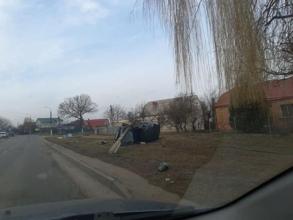 Раллі в с. Пирогово, авто протаранило 4 стовпа. Всі живі