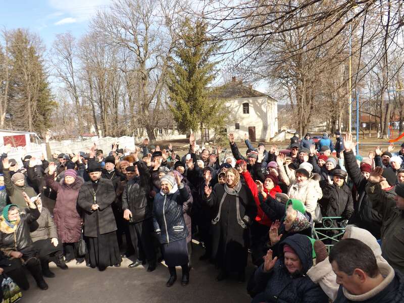 “Міжконфесійній ворожнечі ― ні!” – сказали шпиківчани і проголосували за перехід до ПЦУ (відео)