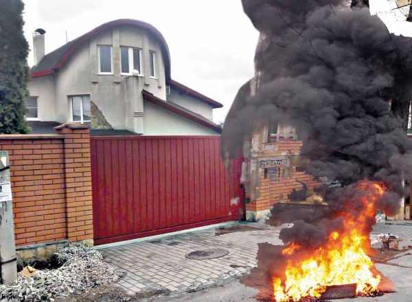 Бляхери палили шини під будинком керівника із «вінницьких»