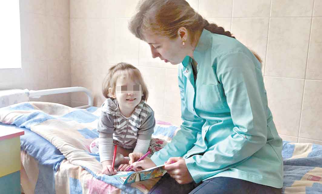 Тягарем для рідної матері у Москві стала 2-річна Арінка. Її прихистили у Жмеринській лікарні. Чи передадуть дитину РФ?
