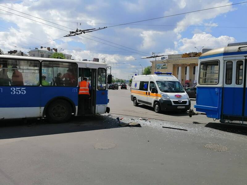 У Вінниці біля Будинку офіцерів 5-й тролейбус в’їхав у 6-й трамвай…  Пְ’ятеро постраждалих